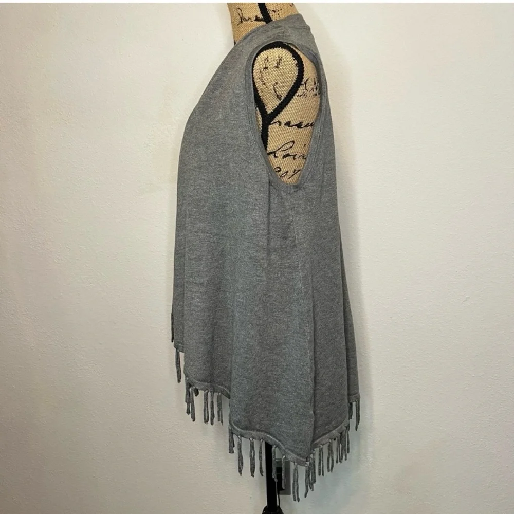 Heather Gray Vest with fringe edge medium